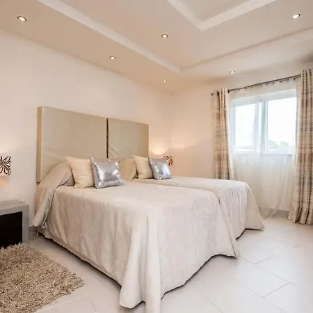 فيلة Vale Do Garrao Sleeps 8 With Pool Air Con And Wifi