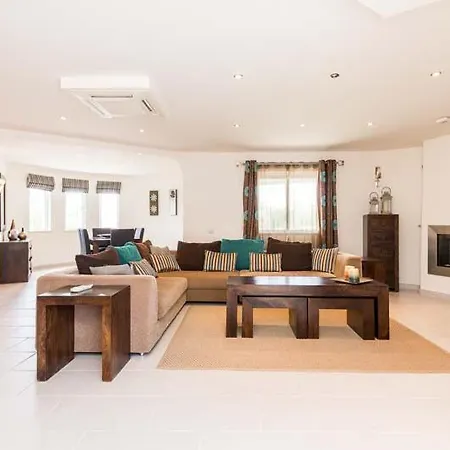 فيلة Vale Do Garrao Sleeps 8 With Pool Air Con And Wifi